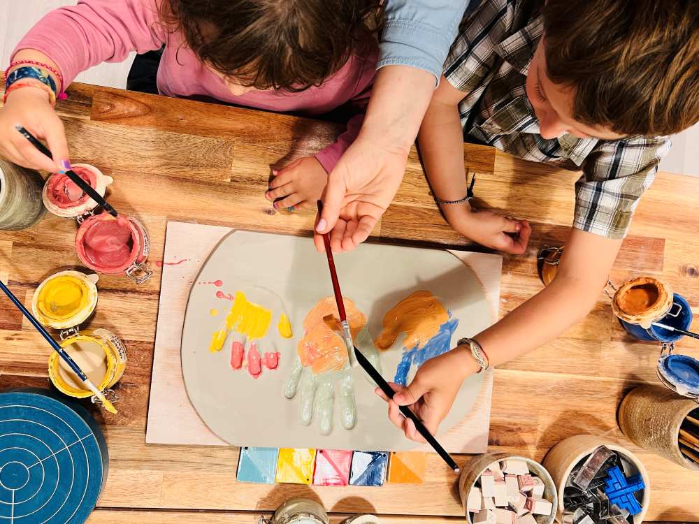 Niños haciendo cerámica